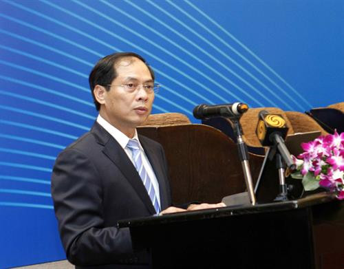 越南外交部副部长裴青山发表讲话。 图自越通社