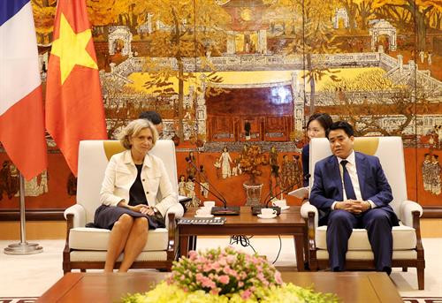 河内市人民委员会主席阮德钟与法兰西岛大区主席Valérie Pécresse。图自越通社
