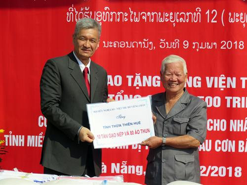 　阿诺法向承天顺化省捐赠10吨糯米和80件T恤衫。（图片来源：越通社)