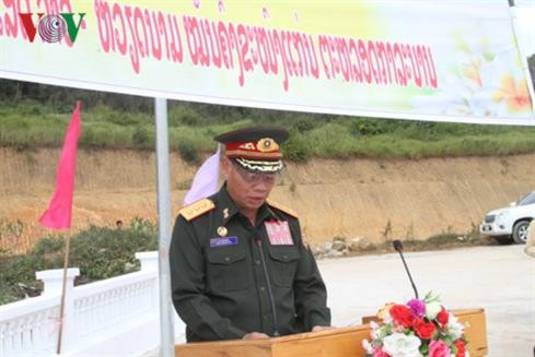 老挝国防部副部长Lakhamphong上将在仪式上发言。（图片来源：越南之声）
