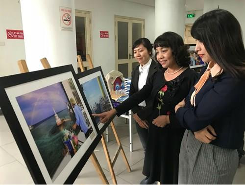 游客参观《长沙——我到的地方》一书发布会期间举行的图片展。（图片来源：因特网）
