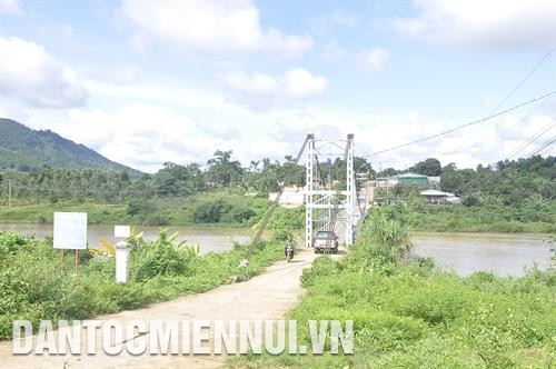 昆嵩省特别关注优抚工作。图为向得苏县文兰乡色当族人移交房屋。记者 文芳 摄 跨得河县得珀斯河的吊桥帮助色当族人出行和贸易更加便利。记者 文芳 摄