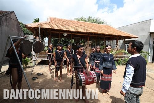 诸博容县拉偶乡书记、年轻党员科帕茅成为了当地许多青年和少数民族同胞的榜样。图：黄河 克邦县宫龙乡克江村巴拿族人丁阿睿先生教村民跳巴拿族传统舞蹈。图：黄河 嘉莱省公则若县干部向得克宁乡巴拿族青年和同胞宣传党和国家的经济政策。图：黄河 少数民族村庄面貌焕然一新。图为公则若县得克宁乡特克村。图：黄河
