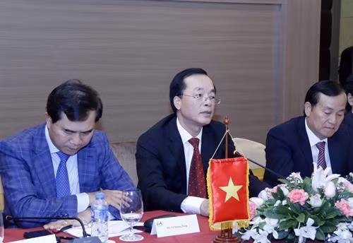 越南建设部部长范红河（中）率团与会。（图片来源：越通社）