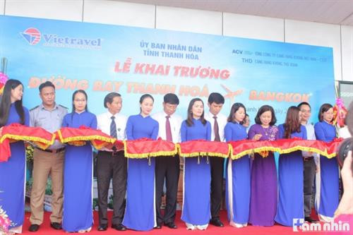 剪彩仪式。(图片来源:tamnhin.net.vn) 剪彩仪式。(图片来源:tamnhin.net.vn)