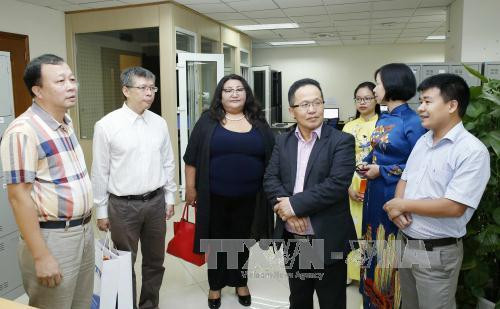巴德玛多尔济参观越通社国家通讯中心各部门。（图片来源：越通社）