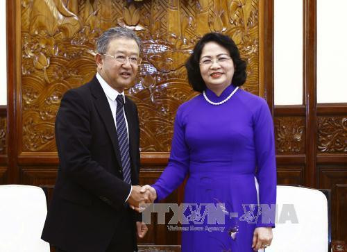 邓氏玉盛（右）与友邦保险首席执行官兼总裁黄经辉。（图片来源：越通社）