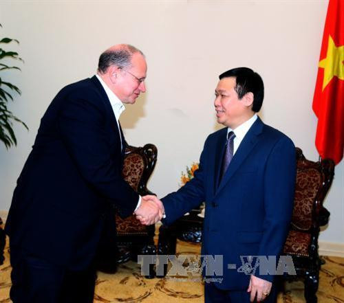 王廷惠（右）会见友邦保险首席执行官兼总裁黄经辉。（图片来源：越通社）