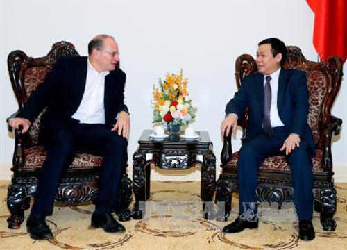 王廷惠（右）会见友邦保险首席执行官兼总裁黄经辉。（图片来源：越通社）