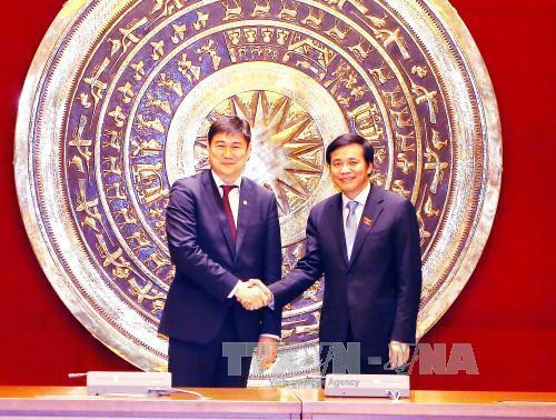 阮幸福（右）与蒙古国国家大呼拉尔秘书长朝鲁门。（图片来源：越通社）