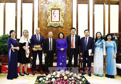邓氏玉盛与友邦保险代表团合影。（图片来源：越通社）