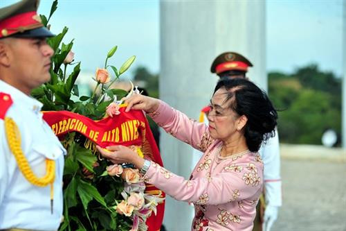 张氏梅和越南共产党代表团向古巴民族英雄何塞·马丁(José Martí)纪念碑敬献花圈。图自越通社