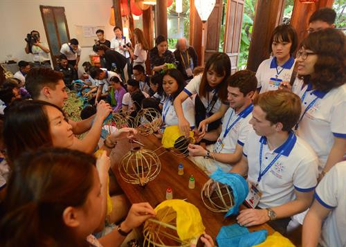 APEC 青年代表团走访广南省会安古城 亲眼目睹灯笼手工制作过程。(图片来源:越通社) APEC 青年代表团走访广南省会安古城 亲眼目睹灯笼手工制作过程。(图片来源:越通社)