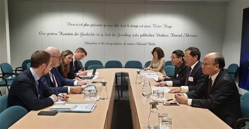 裴青山会见欧盟委员会贸易专员霍根。图自越通社
