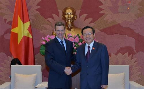 越南国会副主席冯国显会见福特集团东盟地区总裁马克·考菲曼。(图片来源:因特网) 越南国会副主席冯国显会见福特集团东盟地区总裁马克·考菲曼。(图片来源:因特网)