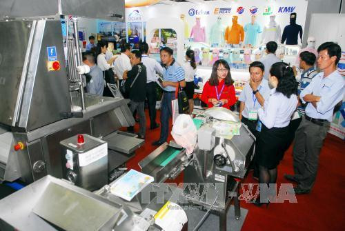 展会上展示的水产加工机械设备。（图片来源：越通社）