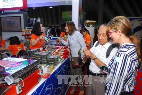 参观者参观了解各展位。（图片来源：越通社）
