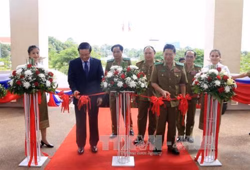 “老挝安全部与越南公安部间合作关系”图片展开展剪彩仪式。(图片来源:越通社) “老挝安全部与越南公安部间合作关系”图片展开展剪彩仪式。(图片来源:越通社)