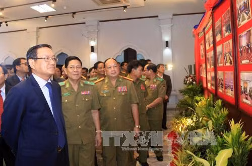 越南驻老挝大使阮伯雄参观展会。(图片来源:越通社) 越南驻老挝大使阮伯雄参观展会。(图片来源:越通社)