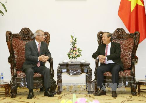越南政府常务副总理张和平（右）会见韩国大法院院长梁承泰。（图片来源：越通社）