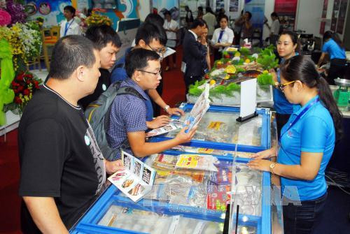 参观者参观了解各展位。（图片来源：越通社）