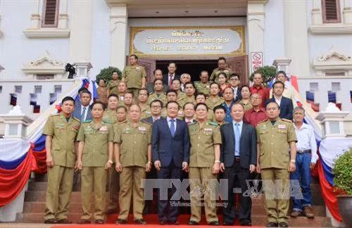 出席开幕式的代表们合影。(图片来源:越通社) 出席开幕式的代表们合影。(图片来源:越通社)