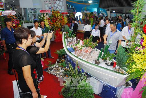 参观者参观了解各展位。（图片来源：越通社）