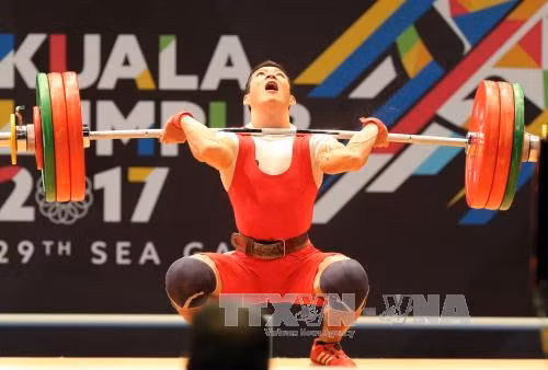越南举重运动员石金俊。（图片来源：越通社）