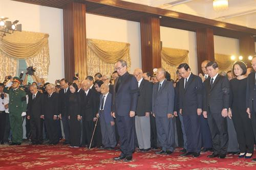 胡志明市市委书记阮善仁率领 胡志明市市委、人民议会、人民委员会和市祖国阵线委员会代表以及在胡志明市的原党和国家领导的代表团前来吊唁。 图自越通社