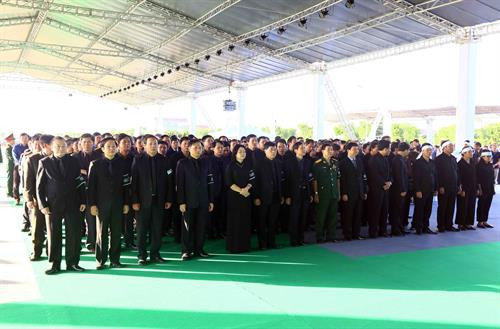 宁平省委常务副书记、人民议会主席陈宏广已率领宁平省委代表团参加吊唁仪式。 图自越通社