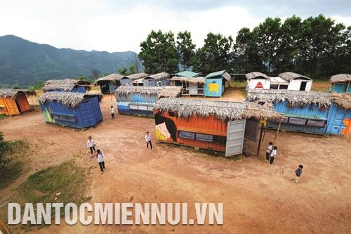 西茶县茶冷小学-初中学校的一个集装箱宿舍。 西茶县茶冷小学-初中学校的一个集装箱宿舍。