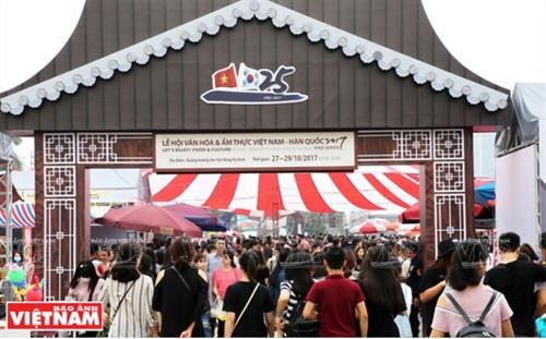 越韩文化美食节吸引众多人参加。(图片来源:越南画报) 越韩文化美食节吸引众多人参加。(图片来源:越南画报)