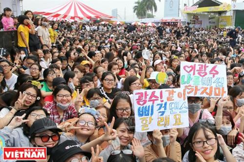 越韩文化美食节吸引众多人参加。(图片来源:越南画报) 越韩文化美食节吸引众多人参加。(图片来源:越南画报)