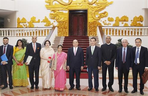 双方代表合影 图自越通社