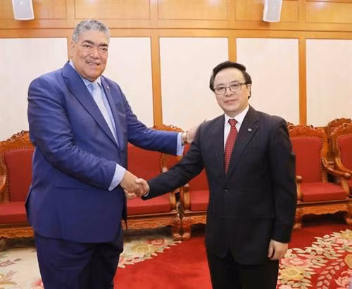 黄平君（右）与米格尔·梅希亚举行会谈。（图片来源：越通社）