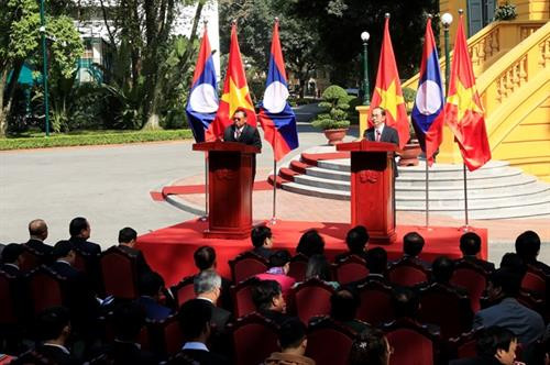 越南国家主席陈大光与老挝人民革命党中央委员会总书记、国家主席本扬·沃拉吉主持召开记者会。（图片来源：越通社）