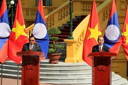 越南国家主席陈大光与老挝人民革命党中央委员会总书记、国家主席本扬·沃拉吉主持召开记者会。（图片来源：越通社）