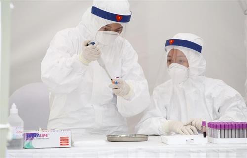 医务人员进行快速测试。图自越通社