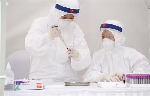 医务人员进行快速测试。图自越通社