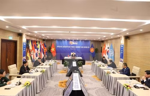 东盟与中日韩(10+3)抗击新冠肺炎疫情领导人特别会议场景。图自越通社 东盟与中日韩(10+3)抗击新冠肺炎疫情领导人特别会议场景。图自越通社