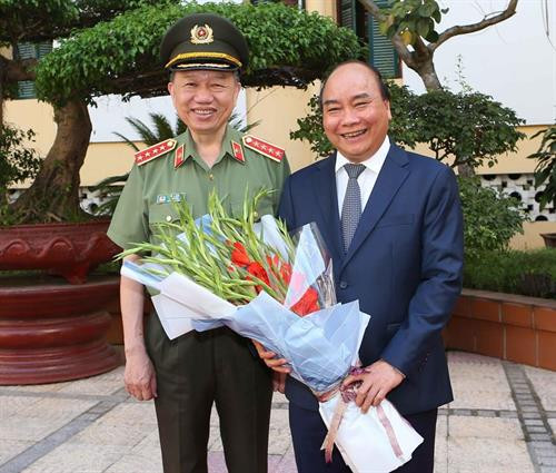 公安部部长苏林与阮春福合影 图自越通社
