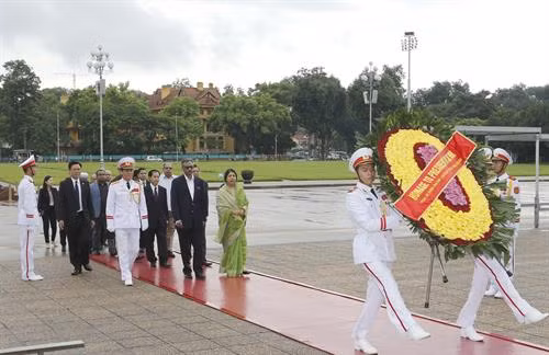 孟加拉国国民议会议长乔杜里一行在英雄烈士纪念碑前敬献花圈。(图片来源:越通社) 孟加拉国国民议会议长乔杜里一行在英雄烈士纪念碑前敬献花圈。(图片来源:越通社)