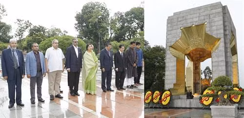 孟加拉国国民议会议长乔杜里一行在英雄烈士纪念碑前敬献花圈。(图片来源:越通社) 孟加拉国国民议会议长乔杜里一行在英雄烈士纪念碑前敬献花圈。(图片来源:越通社)