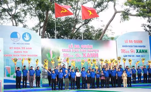 第24次绿色夏季志愿者活动出征仪式。（图片来源：tienphong.vn)