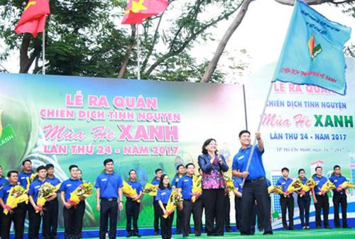 第24次绿色夏季志愿者活动出征仪式。(图片来源:tienphong.vn) 第24次绿色夏季志愿者活动出征仪式。(图片来源:tienphong.vn)