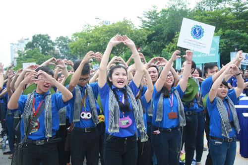 众多年轻人参加第24次绿色夏季志愿者活动。(图片来源:tienphong.vn) 众多年轻人参加第24次绿色夏季志愿者活动。(图片来源:tienphong.vn)