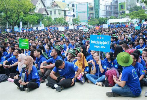 众多年轻人参加第24次绿色夏季志愿者活动。(图片来源:tienphong.vn) 众多年轻人参加第24次绿色夏季志愿者活动。(图片来源:tienphong.vn)