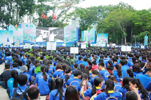 众多年轻人参加第24次绿色夏季志愿者活动。(图片来源:tienphong.vn) 众多年轻人参加第24次绿色夏季志愿者活动。(图片来源:tienphong.vn)
