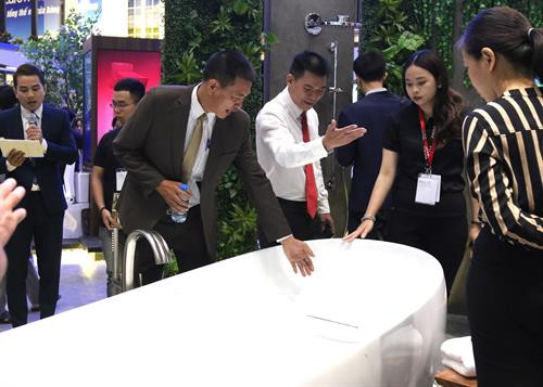 越南国际建材展展出的产品。（图片来源：越通社）