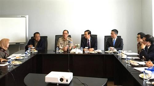 河内市代表团礼节性拜会雅加达市副市长苏坦托。图自https://cn.nhandan.com.vn